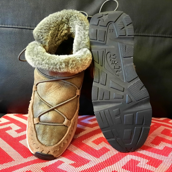 WINTER BOOTS WITH NATURAL FUR USED GENTLY size 6, $70 - Picture 3 of 7